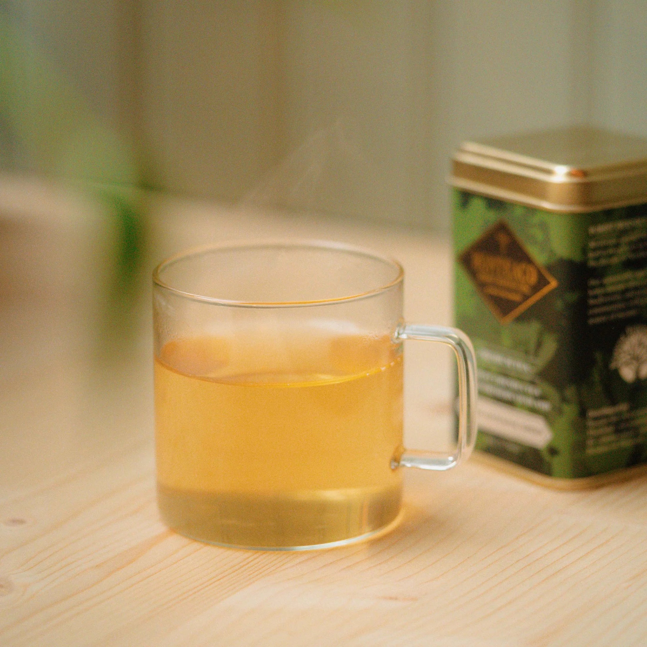 Varm eksklusiv te i gennemsigtig kop - Dhara Aartisanal Green Monteaco
