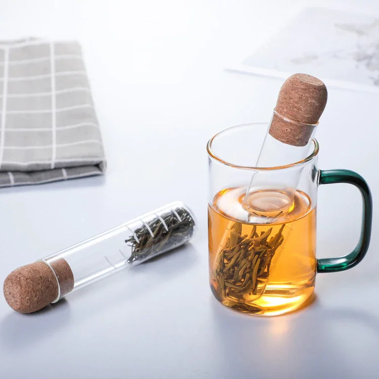 Teinfuser i glas med te